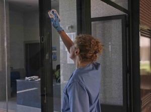 Limpiadora trabajando